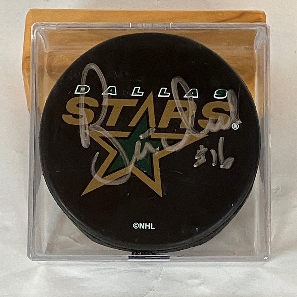 Dallas Stars Brett Hull 16/22 Signed Hockey Puck 1999 Era –Acrylic Case – No COA